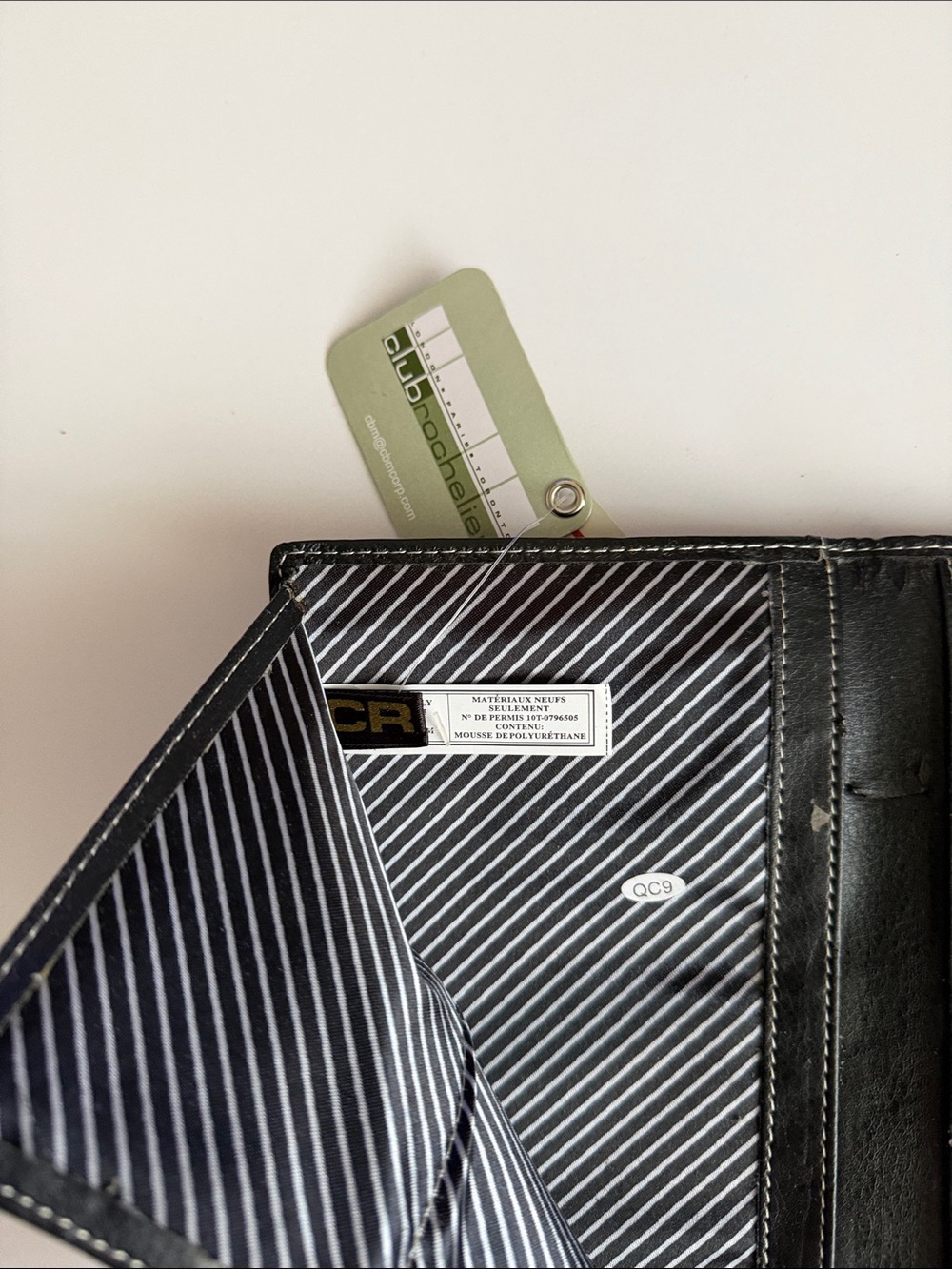 Black Travel Card & Key Organizer with Plane Emblem - Picture 4 of 6